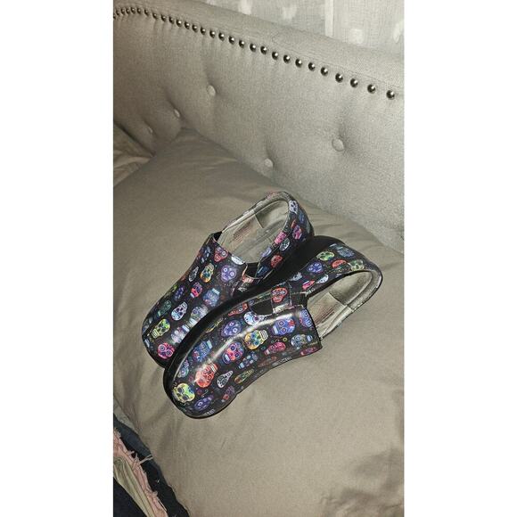 Alegria Keli Sugar Skulls Slip On Leather Shoes Women Sz 38 US 8/8.5 Nurse - Picture 3 of 6